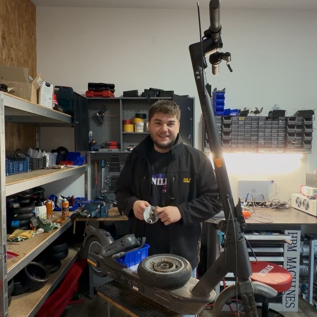 Hamza in der Werkstatt von E-Scooter Fix Bremen
