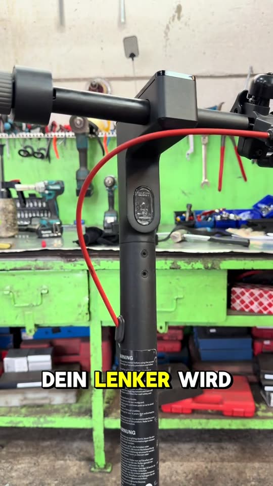 Reparatur an der Lenkstange eines E-Scooters in der Bremer Werkstatt
