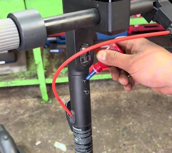 Lenkstange eines E-Scooters wird nachgezogen