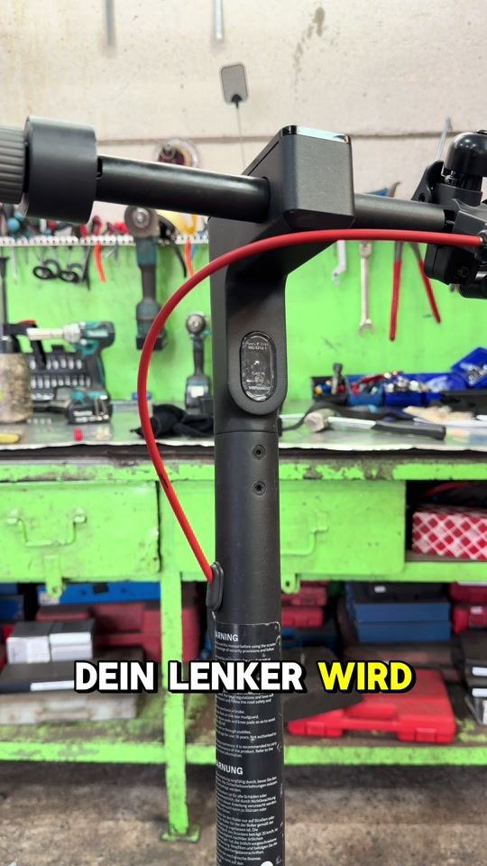 TikTok-Video: wackelnder E-Scooter-Lenker wird repariert